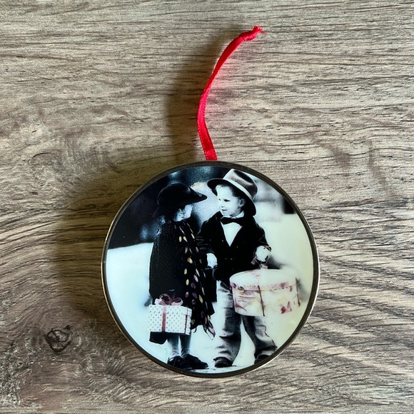 1997 Pretty as a Picture Porcelain Mini Plate Ornament “Sending Warmest Wishes" - Picture 3 of 5